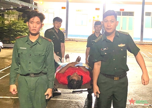 Cà Mau: Đồn Biên phòng Khánh Hội cứu nạn kịp thời 15 thuyền viên bị chìm tàu

